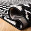 Tapis noir / ivoire à motif géométrique Cobos-1854513883