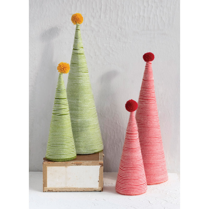 Sapin recouvert de laine avec pompon, Rose / rouge, H 10,5 po x l 3,25 po x P 3,25 po
