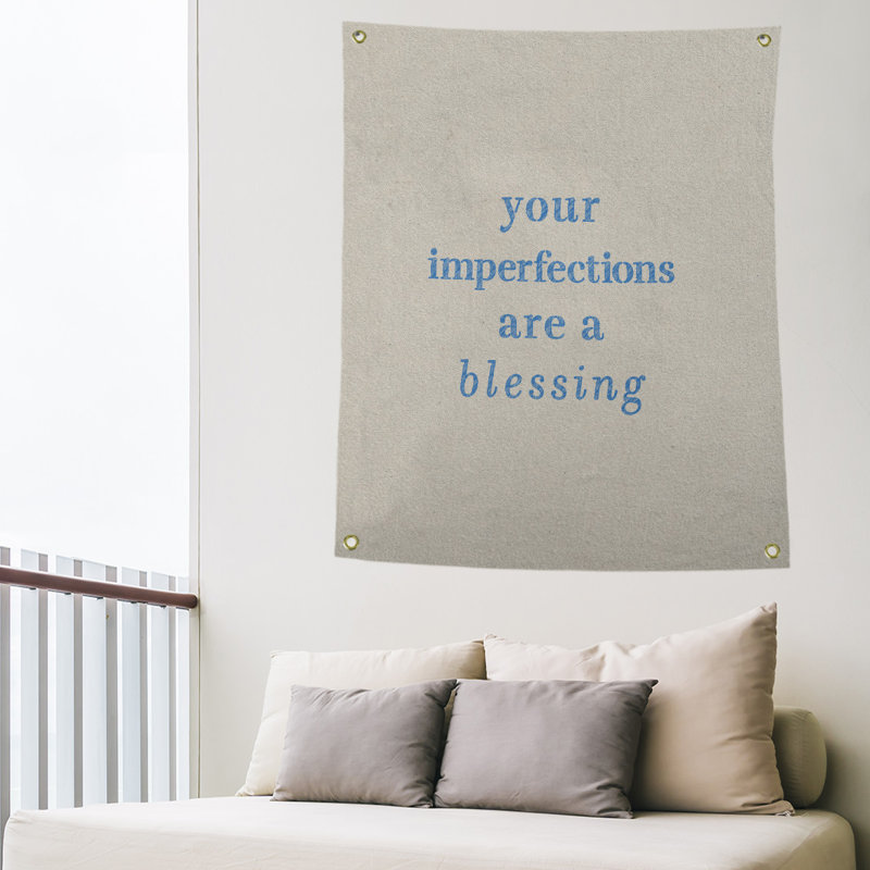 Tapisserie citation d’imperfections écrites en polyester, H 80 po x l 59 po, Blanc / Bleu