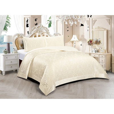 Microfiber / Polyester Bedspread with Pillow Shams
