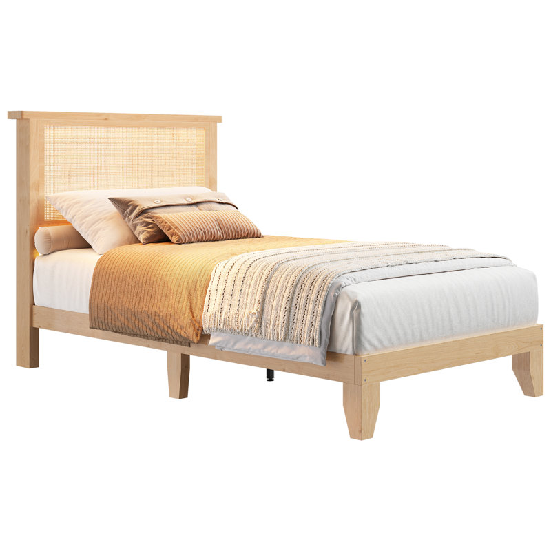 Structure de lit très grand en rotin avec tête de lit naturelle, lit plateforme de style bohémien avec lumières DEL, aucun sommier requis