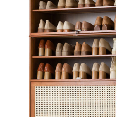 Armoire à chaussures anti-poussière en rotin artificiel à usage domestique, rangement multicouche de grande capacité pour l'entrée, étagère à chaussures simple et économique, apparence exceptionnelle pour les dortoirs.