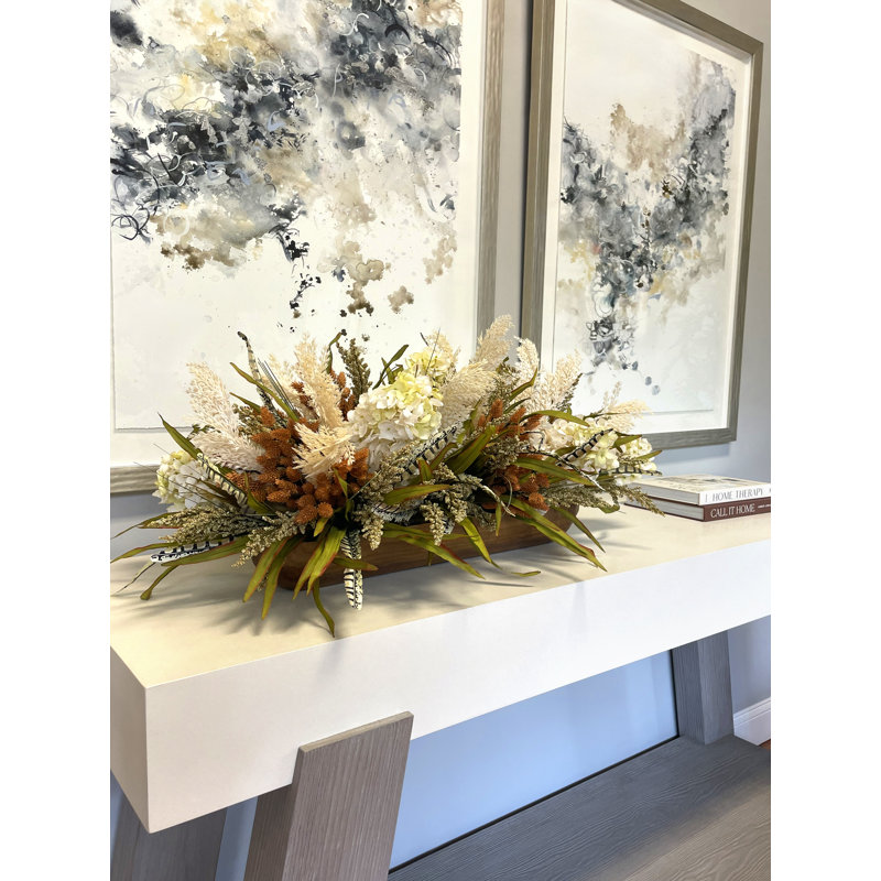 Centre de table d'automne avec hortensias et pampas dans une jardinière en bois