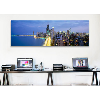 Gratte-ciel illuminés au bord de l'eau, Lake Shore Drive, Chicago, Cook County, Illinois, États-Unis par Panoramic Images - Giclée sur toile tendue