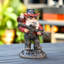 Roman gnome, tenant une arme à feu avec un aigle