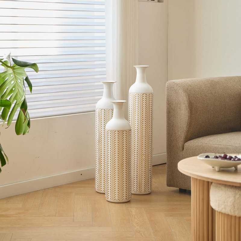 Ensemble de vases de sol modernes en métal avec un design cylindrique géométrique, un profil mince et haut, une texture en relief et une finition blanche élégante pour une décoration élégante.