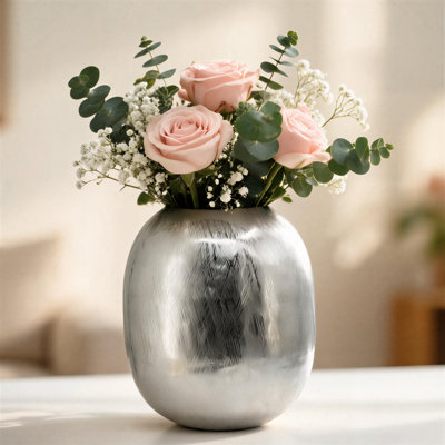 Ce vase en aluminium mesure 10,6 x 10,6 x 13,2 pouces et présente un extérieur argenté avec un design rayé, lui donnant un aspect raffiné.