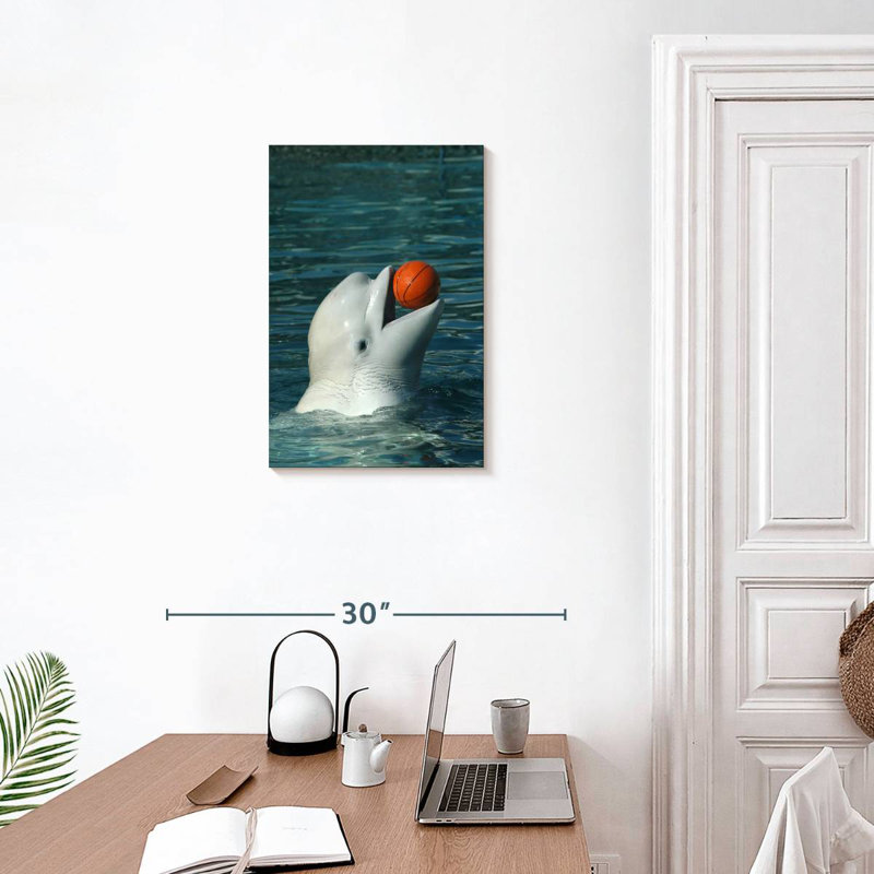 Beluga jouant au basketball, H 24 po x l 16 po