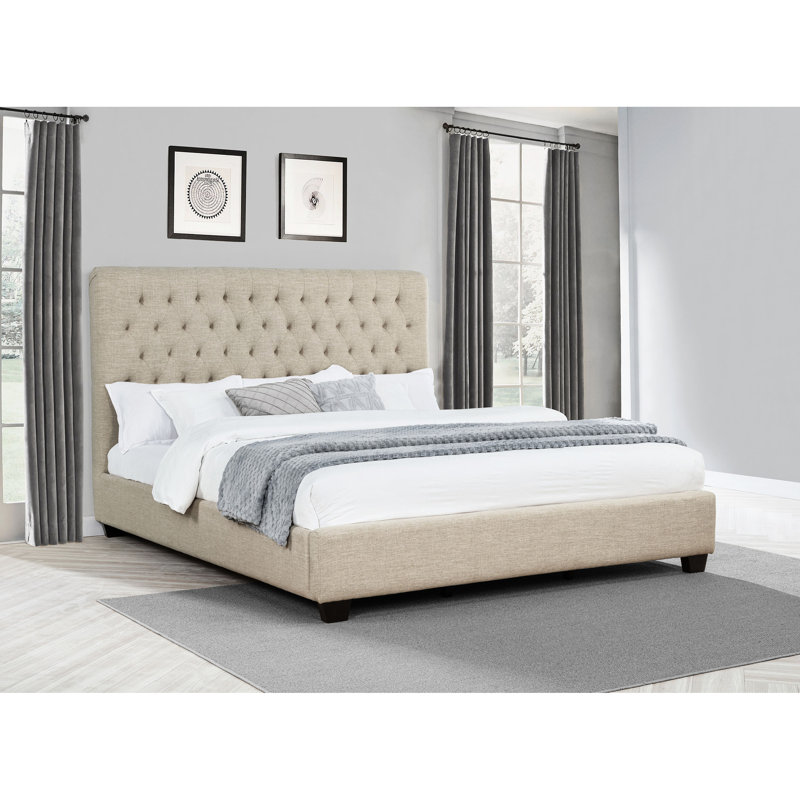 Très grand lit tapissier avoine, tête de lit pour un attrait intemporel, aménagement ouvert dans la chambre à coucher, panneau de base en pin et contreplaqué, conception aérée de la chambre à coucher, structure en bois