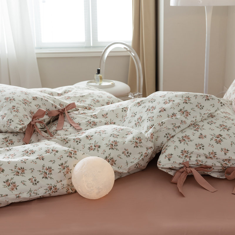 Minimalist Chic 3 PCS Floral Print Polyester Comforter Set, White/Pink, Queen Comforter + 2 Standard Pillowcases