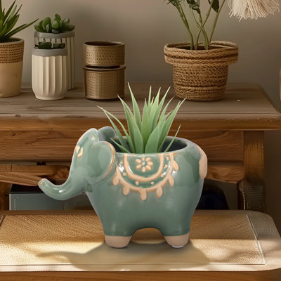 Pot de fleurs en grès avec des détails en relief et un design en forme de mouton