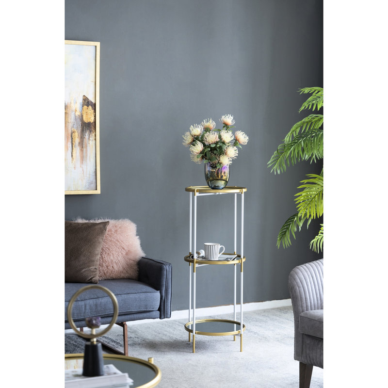 P 16 po x 39,5 po à trois tablettes présentant un design élancé haut et un verre lisse pour la sculpture, mélangeant une vitrine de plantes d'art moderne minimaliste