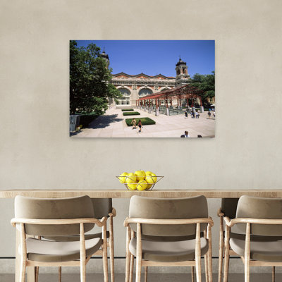 Touristes dans un musée, Ellis Island, New York, État de New York, États-Unis, architecture contemporaine, art mural