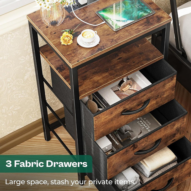 Table de chevet rustique brune avec station de charge, tiroirs en tissu, ports USB et prises de courant