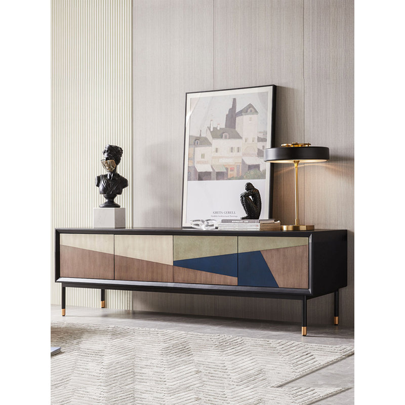 Meuble télé moderne en bois massif avec incrustations géométriques, quatre armoires de rangement fermées et pieds de support à pointe dorée