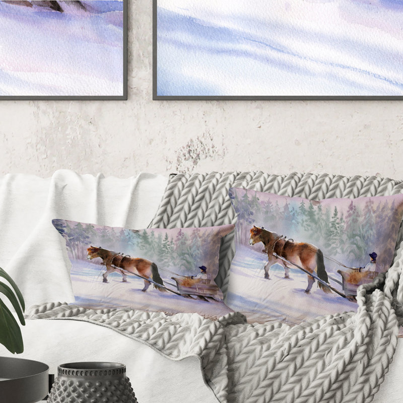 Cheval avec un traîneau dans un paysage enneigé - Coussin décoratif à imprimé traditionnel, 16 po x 16 po