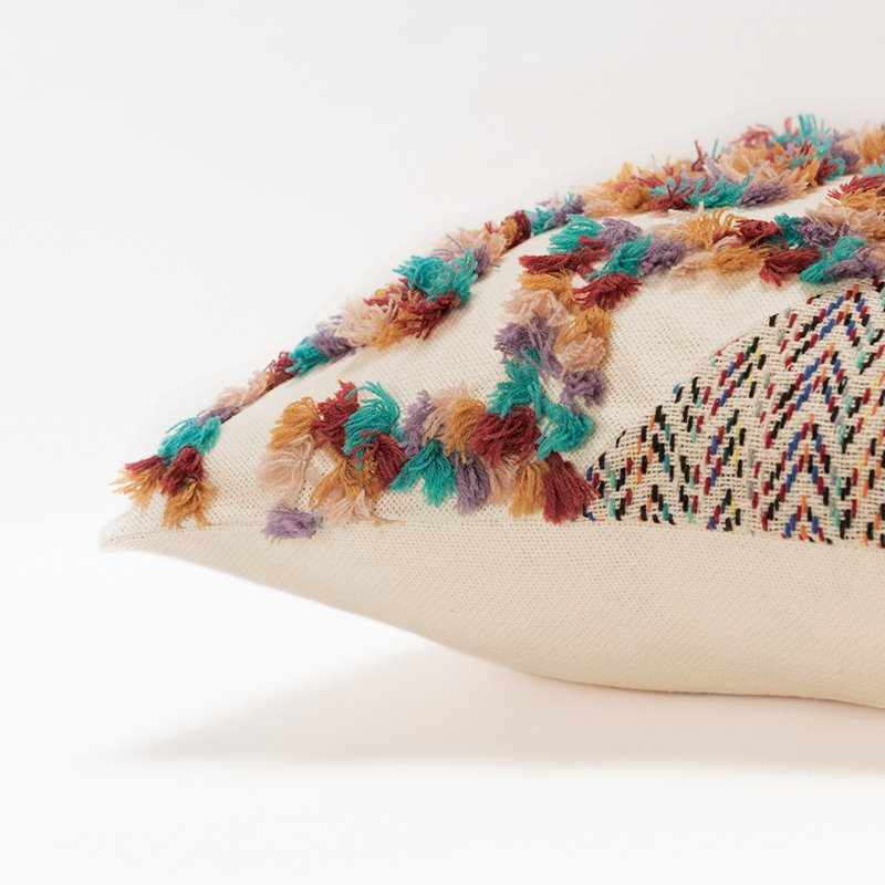 Coussin multicolore à chevrons diagonaux