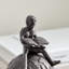 Presse-papiers et sculpture Jimesha Boy lecture sur globe en fer