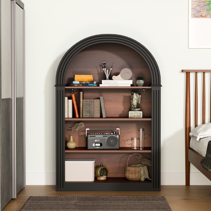 Grande bibliothèque arquée en bois noire à 4 tablettes de 45,66 po avec 4 tablettes ouvertes dans la chambre à coucher.