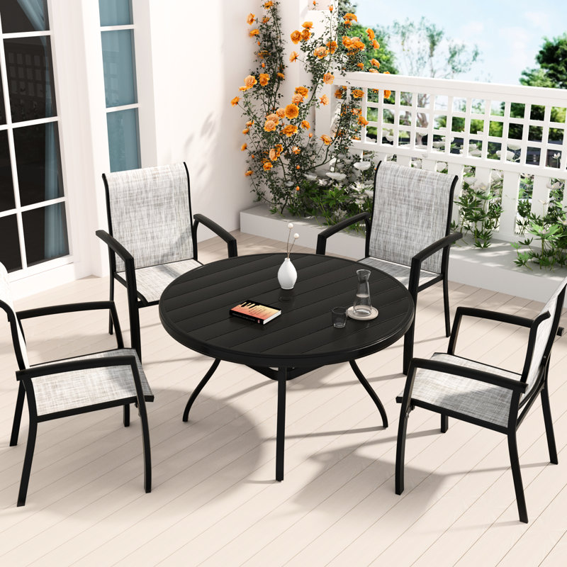 Ensemble de salle à manger d'extérieur 5 pièces comprenant 4 chaises empilables et une table ronde en métal de 103 cm (40,6 po), 4 places assises, structure résistante aux intempéries, style moderne pour le jardin et l'extérieur, noir et gris, sièges respirants, parasol réglable de 4 à 5 cm (1,57 à 1,9 po).