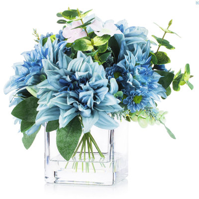 Arrangement de fleurs de dahlia artificiel mélangé dans un vase en verre avec de l'eau artificielle