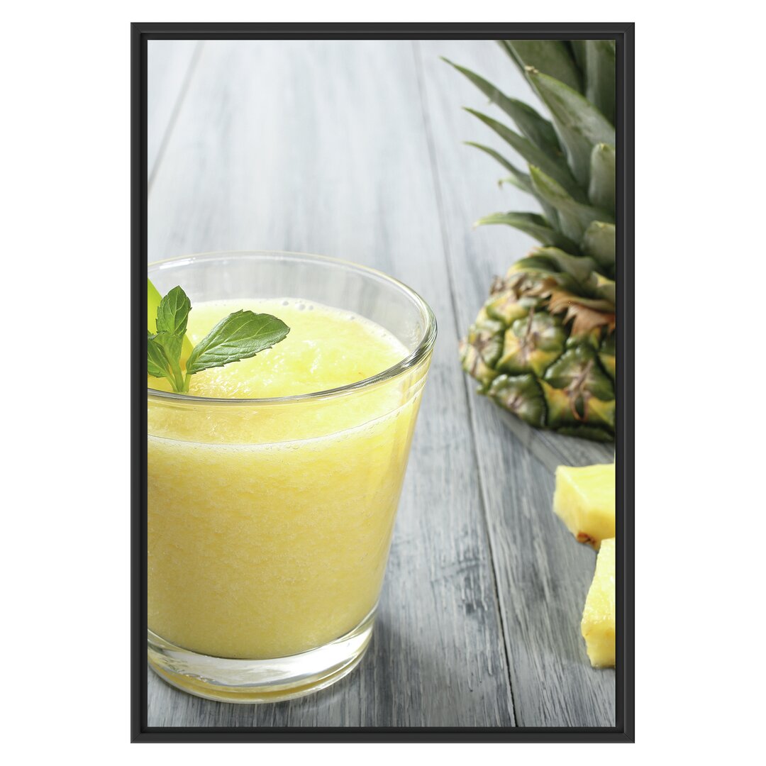 Gerahmtes Wandbild Ananas Cocktail auf Holztisch