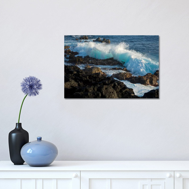 «Huge Waves Crashing Against Lava Rocks on Coast Of Big Island, Hawaii» par Gayle Harper - photographie sur toile tendue