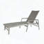 Chaise longue Oxton avec structure en aluminium et détails en osier