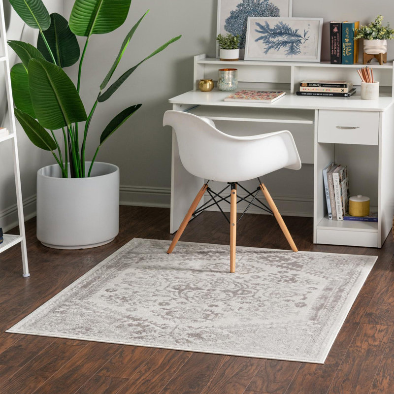 Tapis oriental en polypropylène gris / ivoire Ervine, Carré 4 pi 1 po