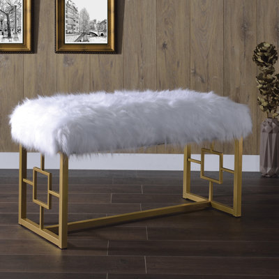 Banc de chambre à coucher moderne avec siège confortable en fausse fourrure blanche et pieds dorés étincelants