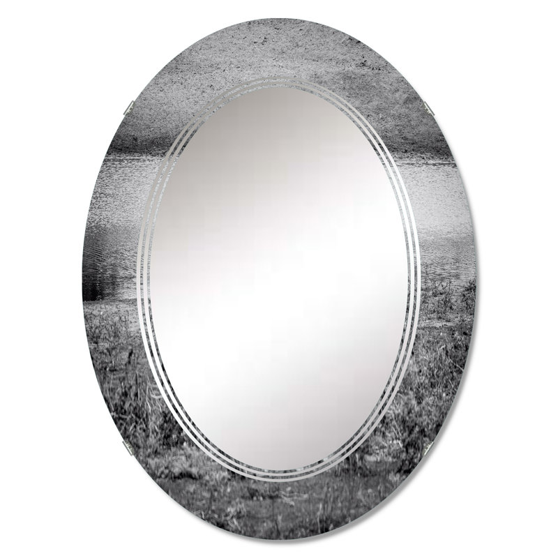 Big Waterbuck mâle debout près de l'eau - miroir mural traditionnel ovale, 36 po x 24 po