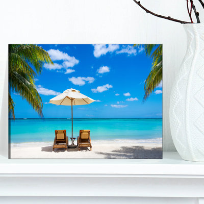 Reproduction de photo de plage, reproduction de photo sur la côte de l'océan turquoise - Plage turquoise avec chaises