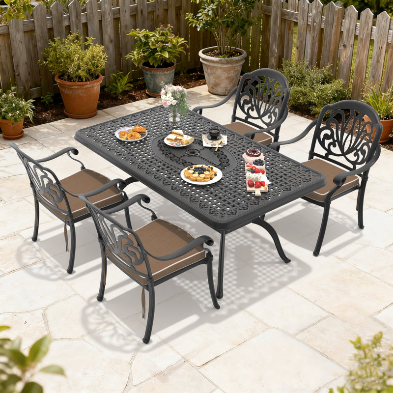 Ensemble de salle à manger rectangulaire pour patio 4 personnes, 170 cm de long, avec trou pour parasol, 4 chaises empilables avec coussins bruns