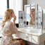 Miroir de coiffeuse à trois volets, miroir de maquillage mural / de table argenté 31,5 po x 23,6 po avec incrustation de diamant concassé, miroir pliable à 3 panneaux pour la chambre à coucher, le vestiaire et la salle de bain