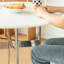 Une table ronde au design géométrique minimaliste moderne-408514812
