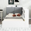 Lit plateforme simple en bois blanc avec rangement pour tête de lit, 2 tiroirs et tablettes pour la construction de la chambre à coucher, pratique