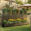 Boîte à fleurs en métal avec treillis et roues-613717466