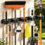 Support mural robuste en acier inoxydable pour porte-balais avec 5 supports et 4 crochets - Rangement pour garage et buanderie auto-adhésif ou à visser pour balais, vadrouilles et outils