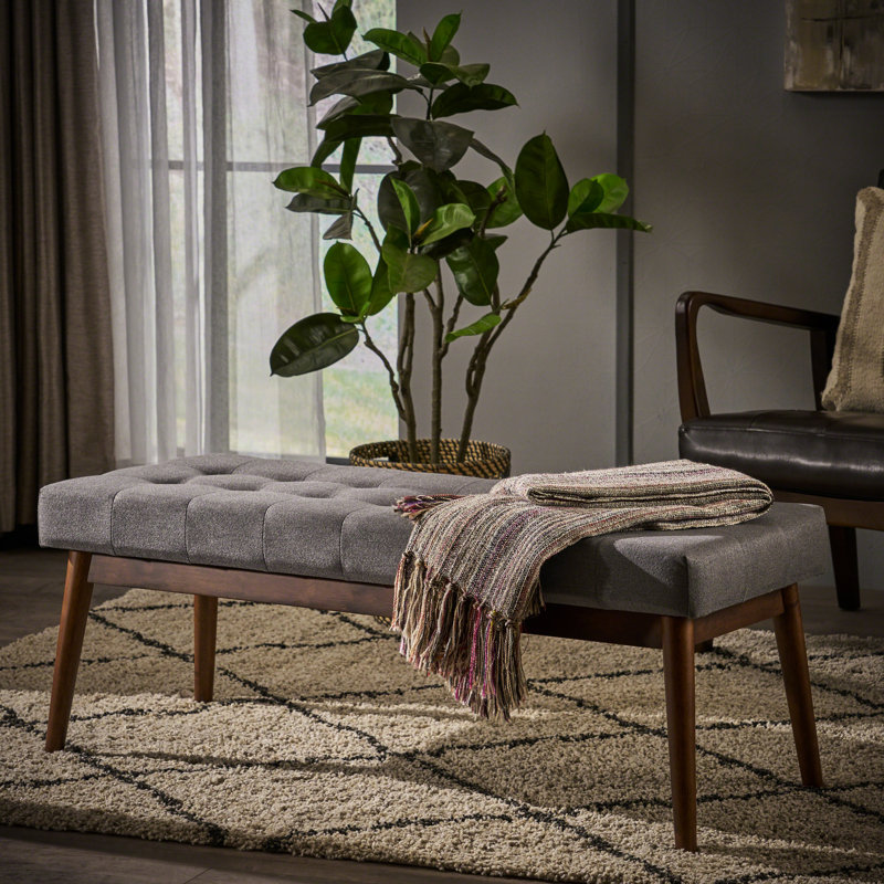 Style Mid-Century avec tissu gris - pieds en bois d'hévéa doux, finition noyer pour le confort du salon au quotidien