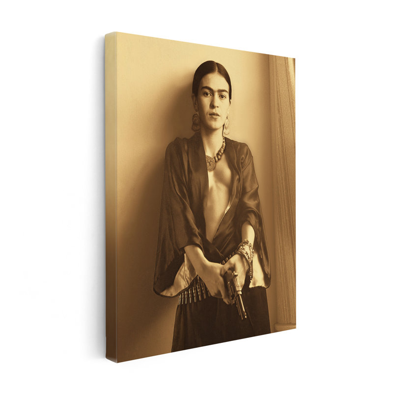 Frida Kahlo tenant une arme à feu, Unframed, Poster, 18"H x 24"W