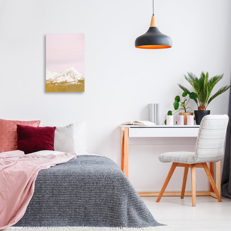 Montagne enneigée sur toile rose, design par Gemma Bardot, H 24 po x l 16 po