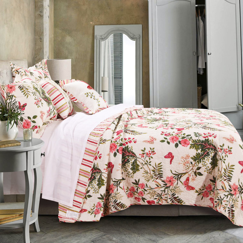 Butterflies Reversible Quilt Set, Full/Queen Quilt + 2 Standard Shams