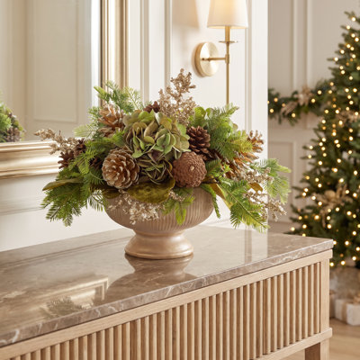 Centre de table des Fêtes avec Sedum, conifère et pommes de pin