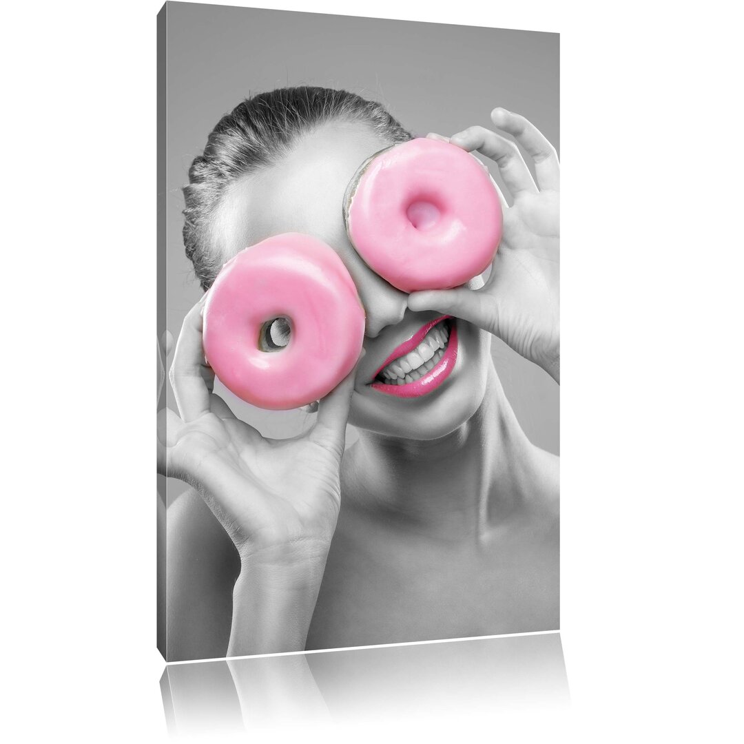 Leinwandbild Lustige Frau mit rosa Donut Augen