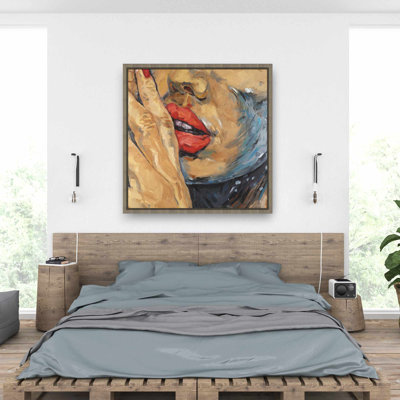 Gros plan sur les lèvres Shushing - femme brune, toile d'art encadrée