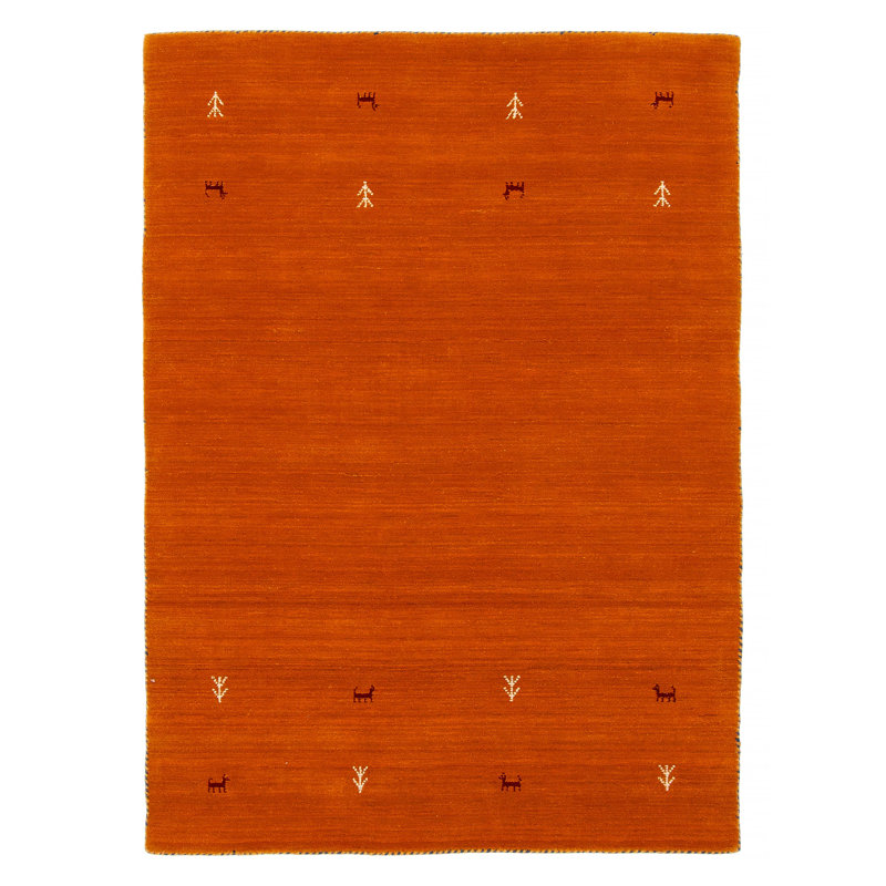 Les tapis Gabbeh sont fabriqués à la main avec des poils très hauts et des motifs très simples et stylisés.