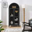 Une armoire de rangement arquée haute avec une lampe-2104173547