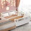 Lit plateforme en bois avec rails-111912651-111912650
