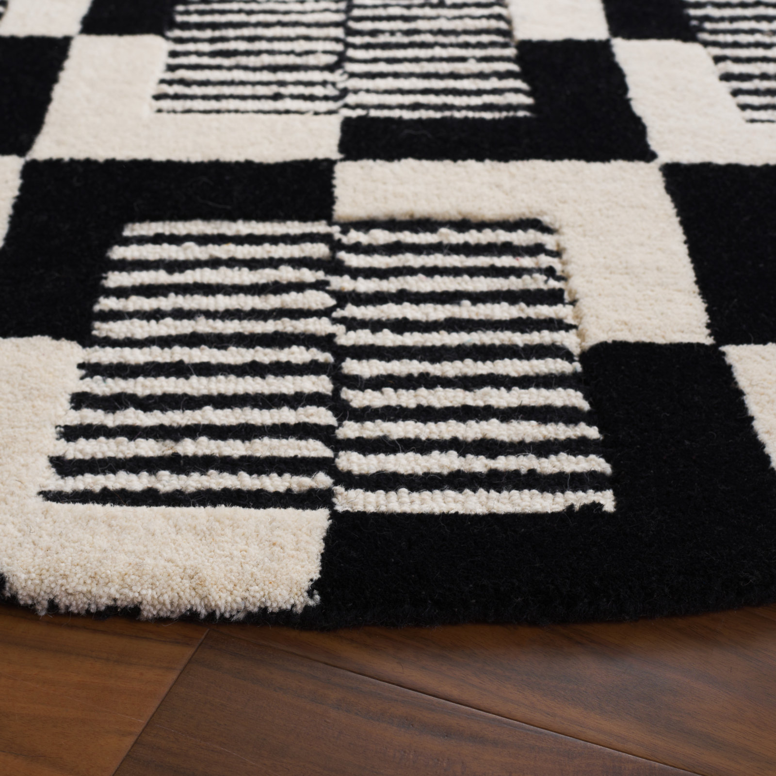 Harton Hand-Tufted Geometric Rug, Round 6'