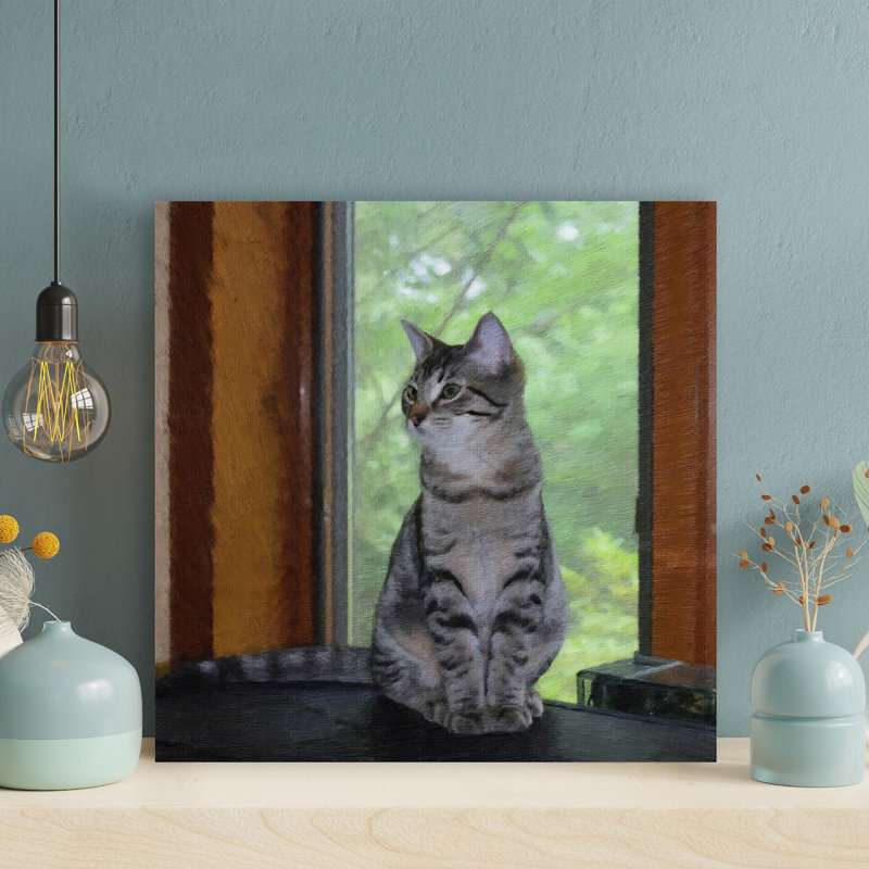 Chat tigré brun assis sur le devant d'une fenêtre en verre - 1 pièce, impression carrée sur toile tendue, H 32 po x l 32 po